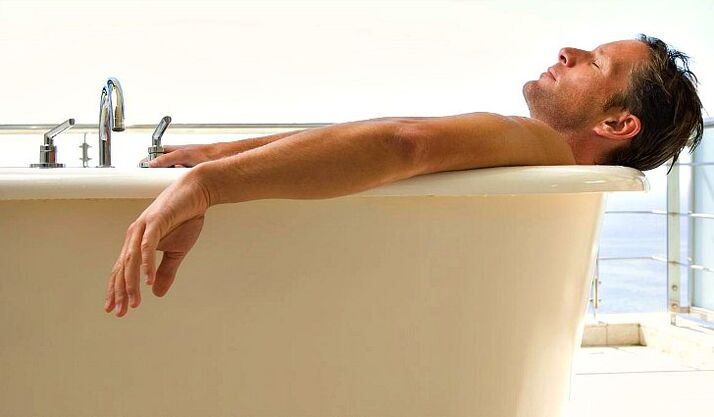 Un homme prend un bain avec du soda