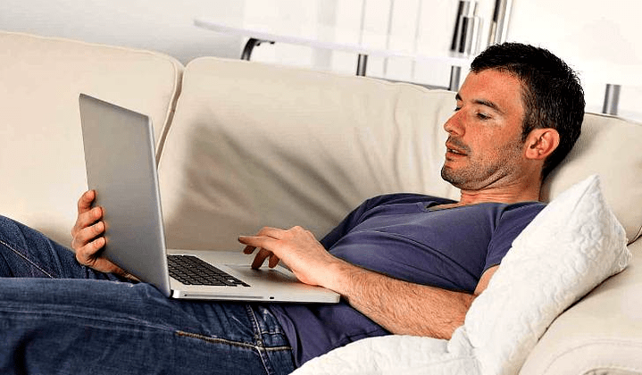 un homme cherche des informations sur l'agrandissement du pénis avec de la soude