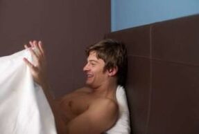 L'homme a agrandi son pénis avec un massage