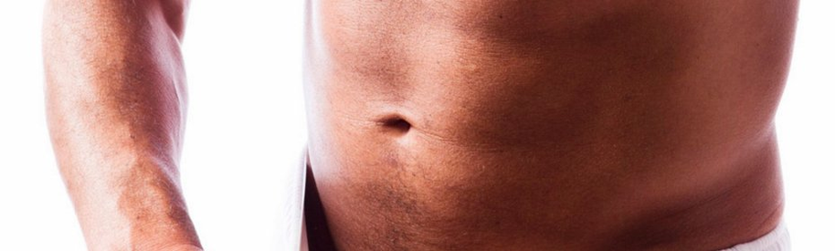 Un homme agrandit son pénis avec une pompe à vide