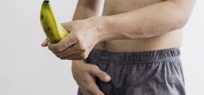 la taille du pénis d'un homme sur l'exemple d'une banane