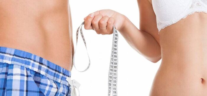 une femme mesure le pénis d'un homme avant de l'agrandir