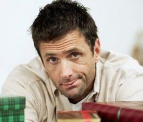 L'homme a réfléchi à la façon d'augmenter la taille de son pénis