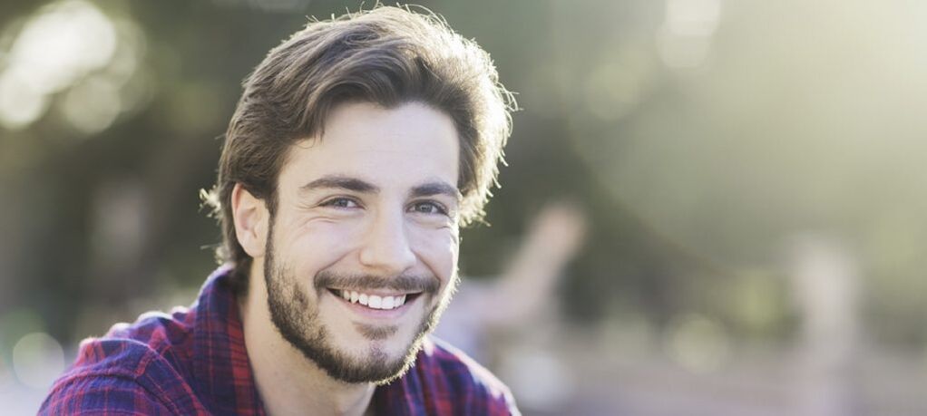 homme satisfait buse de bite agrandie